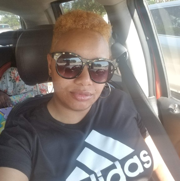 Meet your Posher, Sandy - Picture 2 of 2